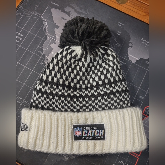 NWT NFL New Era 2023 crucial catch Seattle Seahawks women's beanie hat b & w - Picture 4 of 5